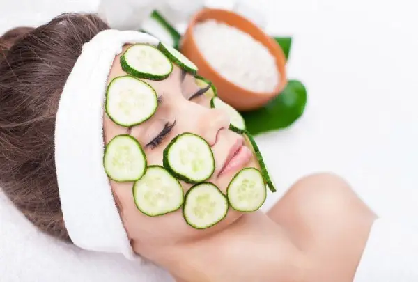 Da bị cháy nắng làm sao để trắng lại? 9 Sử dụng công thức từ dưa chuột