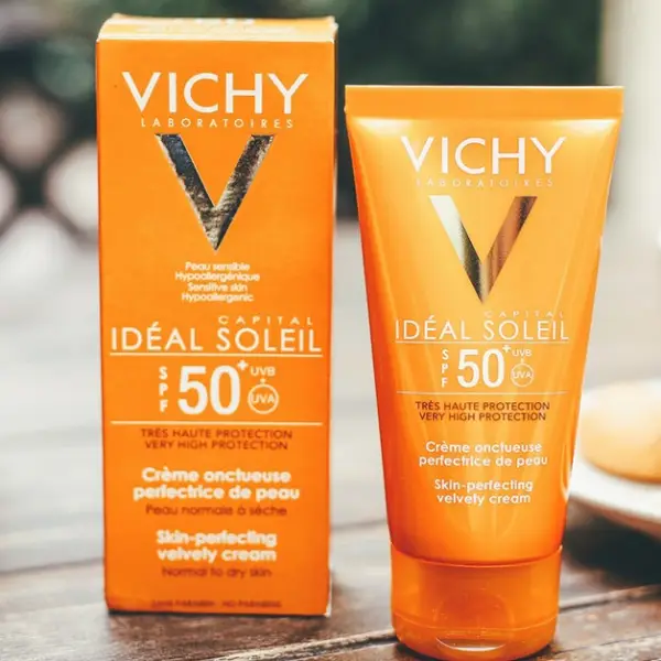 TOP 10 kem chống nắng đi biển tuyệt vời cho mùa hè 9 Kem chống nắng đi biển Vichy Idéal Soleil SPF50 không bết dính