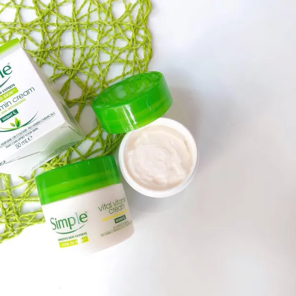 Review kem dưỡng ẩm simple có tốt không? Có nên mua? 5 Kem dưỡng ẩm Simple vital vitamin