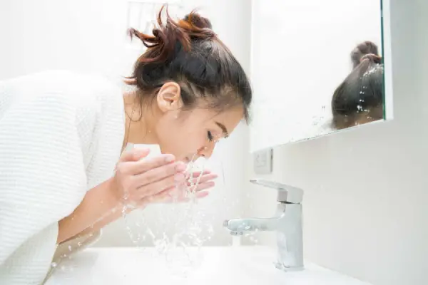 10 Bí quyết chăm sóc da cho dân văn phòng hiệu quả 2 Làm sạch da kĩ càng là bước khởi đầu của một chu trình skincare hoàn hảo