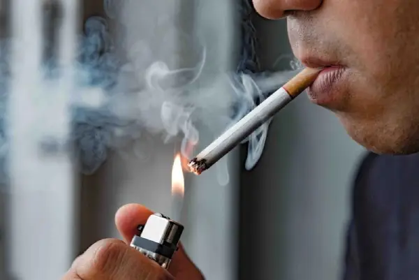 Nguyên nhân gây thâm quầng mắt 4 Do hút thuốc lá là nguyên nhân gây thâm quầng mắt