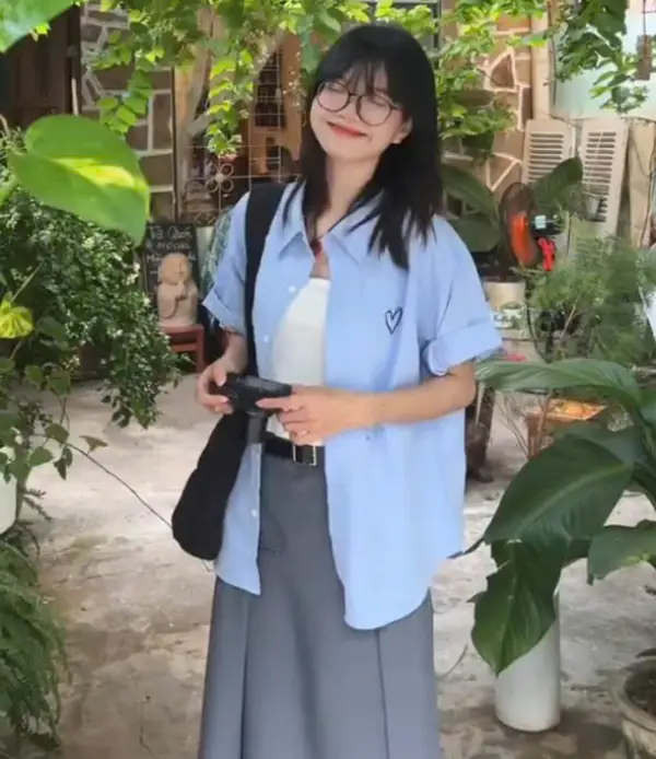 99+ Cách phối đồ với chân váy dài qua đầu gối xinh đẹp 27 Mẫu 5: Cách phối đồ với chân váy dài qua gối với áo hai dây