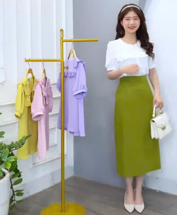 99+ Cách phối đồ với chân váy dài qua đầu gối xinh đẹp 6 Mẫu 3: Cách phối đồ với chân váy dài qua gối với áo kiểu