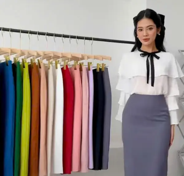 99+ Cách phối đồ với chân váy dài qua đầu gối xinh đẹp 34 Mẫu 1: Cách phối đồ với chân váy dài qua gối với áo thun dài tay