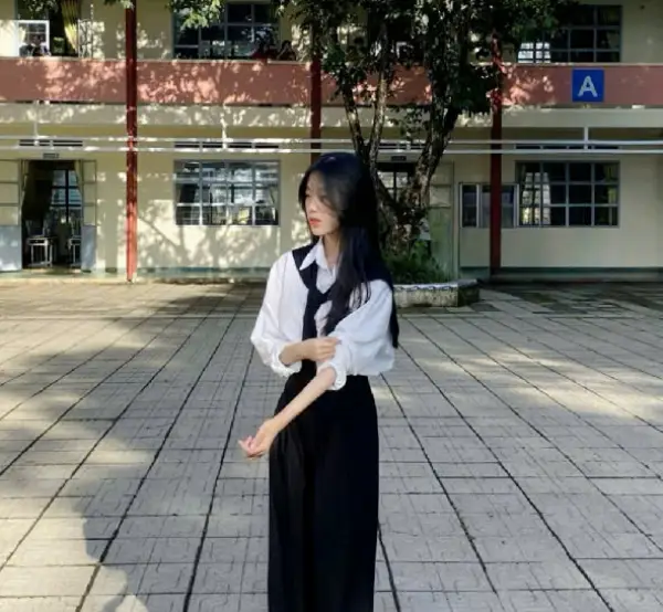99+ Cách phối đồ với chân váy dài qua đầu gối xinh đẹp 16 Mẫu 2: Phối đồ áo sơ mi với chân váy dài qua gối