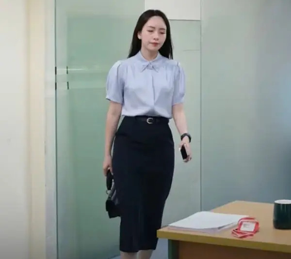 99+ Cách phối đồ với chân váy dài qua đầu gối xinh đẹp 22 Mẫu 8: Phối đồ áo sơ mi với chân váy dài qua gối