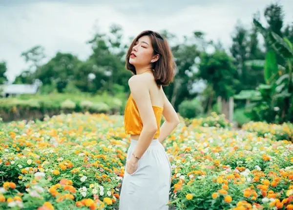 Tạo dáng chụp ảnh nghiêng cơ thể