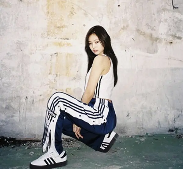 Tạo dáng chụp ảnh ngồi xổm