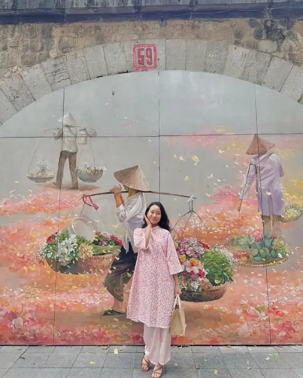 Chụp ảnh trước các bức tường nghệ thuật