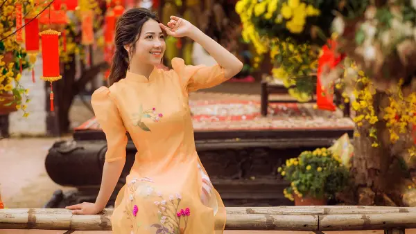 Tạo dáng chụp ảnh nghiêng cơ thể về phía trước