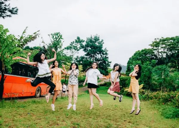 Nhảy cao và tạo dáng trong không trung