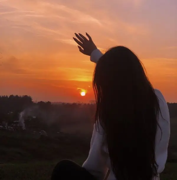 Dùng tay che nắng và hướng ánh nhìn về phía xa xăm để tạo dáng