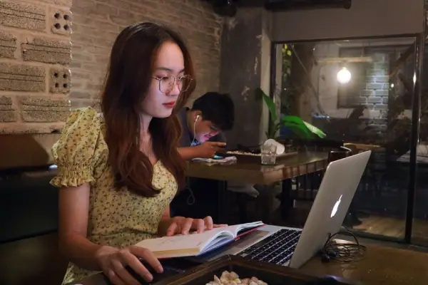 Cần làm gì khi thất nghiệp? Cách nâng cấp bản thân 5 Mang laptop ra quán cà phê làm việc để tránh cạm bẫy cô lập phổ biến khi thất nghiệp