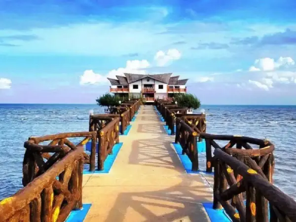 Cây cầu dẫn ra biển Cần Giờ tại khu du lịch Phương Nam