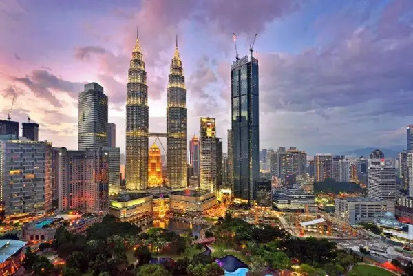 Kinh nghiệm du lịch Malaysia tự túc từ A – Z 4 Tháp đôi Petronas là điểm checkin quen thuộc của du khách khi du lịch Malaysia