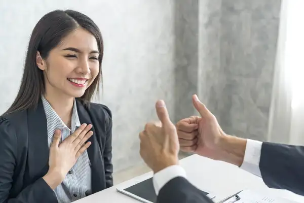Cách để đáp lại lời khen vừa tinh tế, vừa khôn ngoan 2 Trả lời lời khen đơn giản bằng cách cảm ơn