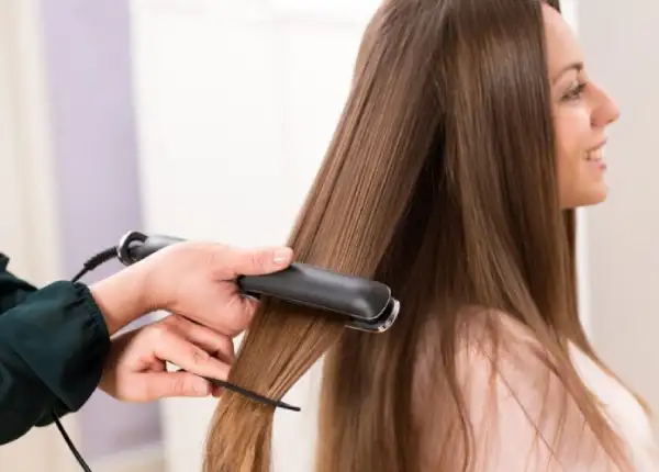Nguyên nhân tóc bị mỏng, yếu và nhanh bạc 5 Tạo kiểu tóc bằng nhiệt là nguyên nhân tóc bị mỏng hàng đầu