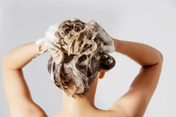 Sai lầm khi gội đầu khiến tóc và da đầu bị tổn thương 2 Hạn chế gội đầu thường xên, chỉ gội đầu khoảng 2-3 ngày/ 1 lần