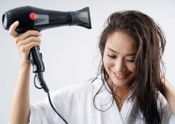 Sai lầm khi gội đầu khiến tóc và da đầu bị tổn thương 7 Không nên dùng máy sấy tóc làm khô tóc