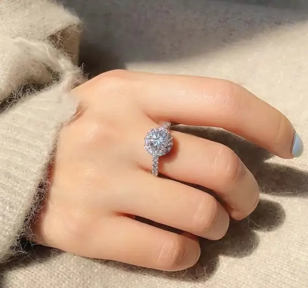 Đeo nhẫn phong thủy ngón giữa