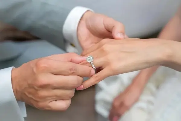 Đeo nhẫn phong thủy ngón áp út