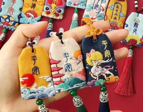 Có thể mang theo bùa hộ mệnh