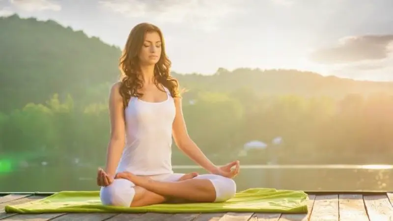 Cách chăm sóc sức khỏe tinh thần cho cuộc sống hạnh phúc 4 Thiền định và yoga giúp nâng cao sức khỏe tinh thần