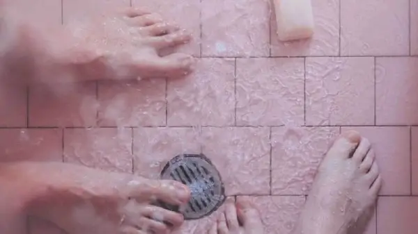 Sau khi quan hệ tình dục không nên thụt rửa sâu làm mất sự cân bằng tự nhiên ở âm đạo