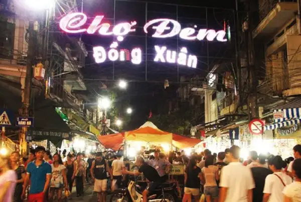 Kinh nghiệm du lịch Hà Nội tự túc từ A - Z 4 Hòa mình vào không khí sôi động của chợ đêm Đồng Xuân