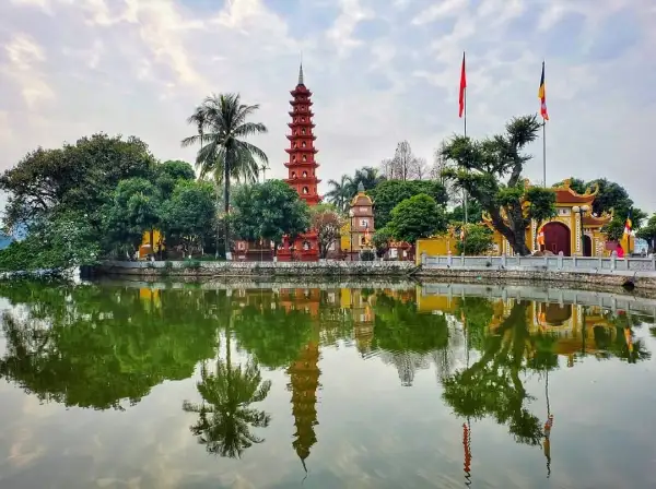 Kinh nghiệm du lịch Hà Nội tự túc từ A - Z 6 Chùa Trấn Quốc