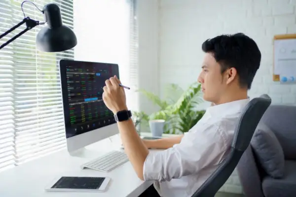 Giá trái phiếu trên thị trường thứ cấp biến động ngược chiều với lãi suất thị trường