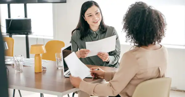 Cách thoát khỏi suy nghĩ tiêu cực hiệu quả trong cuộc sống 5 Đặt câu hỏi “Ai quan trọng hơn trong chuyện này?”