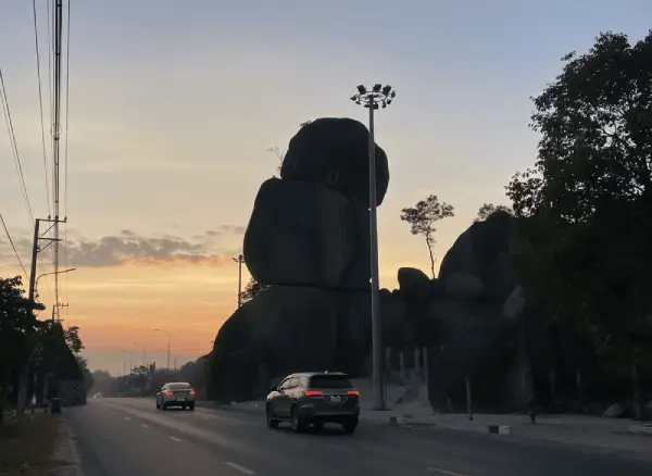 Đá Ba Chồng (Định Quán)