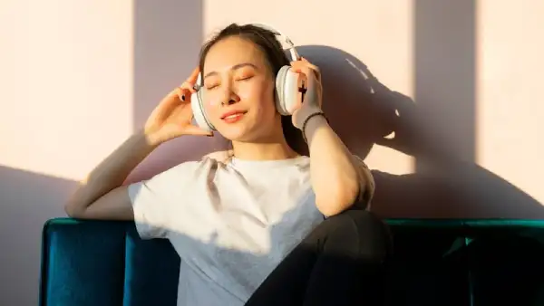 Nếu bạn quá mệt mỏi hãy dành thời gian rảnh thư giãn và nghe nhạc